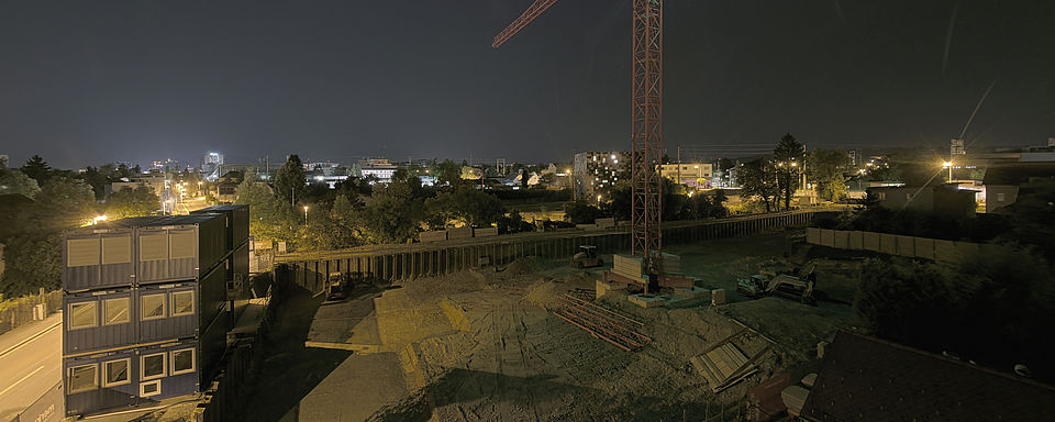 Livebild Baukamera 1 - Webcam 'Gesamtpanorama Südseite' - Baustelle Neubau Wohnanlage Raiffeisenstraße 201, 8041 Graz (ca. 5 Minuteninterval)